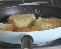 Frying potato cakes