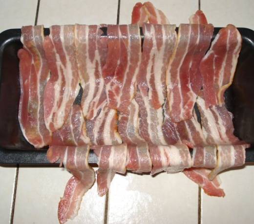 Line loaf tin with bacon rashers