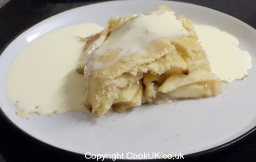 Apple pie slice with cream
