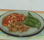 Chicken fried in balsamic vinegar with spicy haricot beans