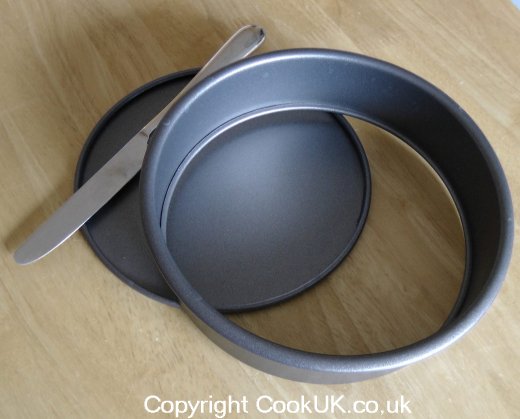 Baking tin with a loose base