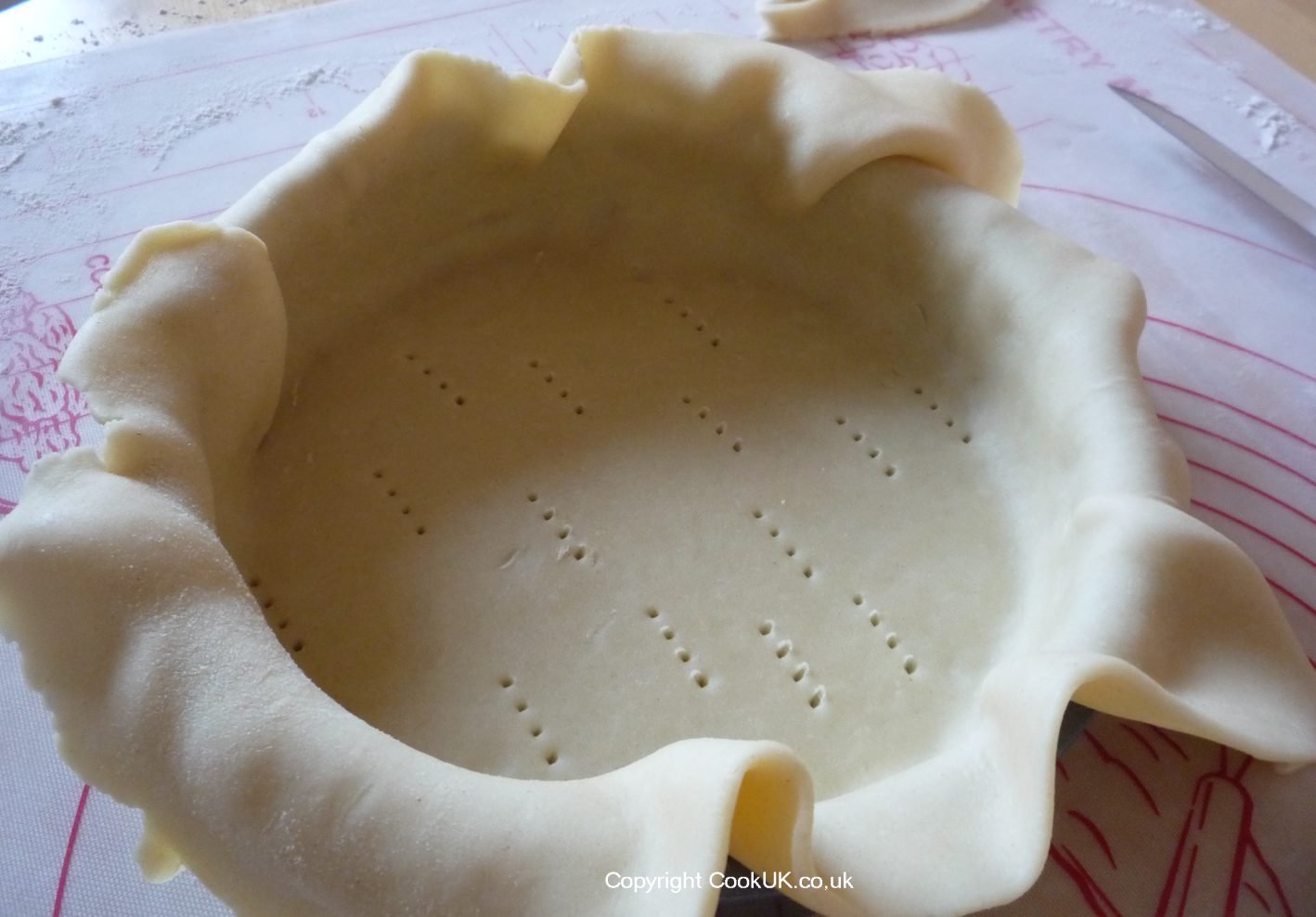 Pie dish lined with shortcrust pastry