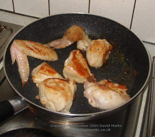 Курица кусочками с луком на сковороде. Курица на сковороде. Жареная курица на сковороде. Жареная курица кусочками на сковородке. Курица в духовке кусочками на сковороде.
