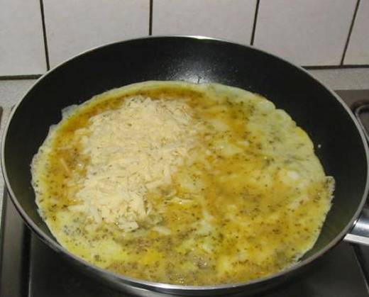 Start cooking an omelette in a pan