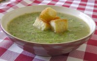 Pea soup topped with croutons
