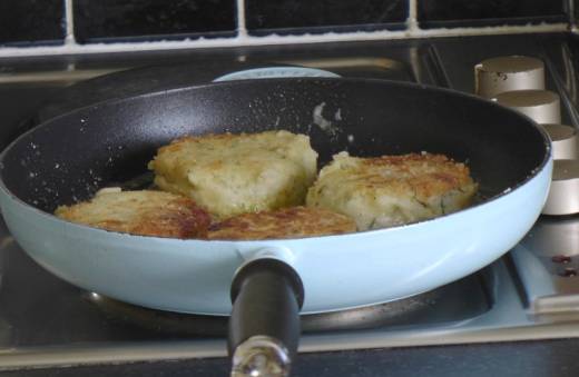 Frying potato cakes