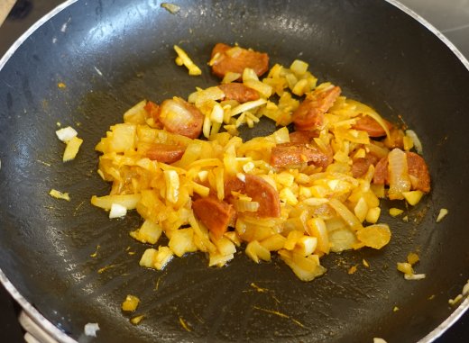 Add garlic, turmeric and optionally the meat)