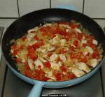 Chicken, onions and sweet pepper frying