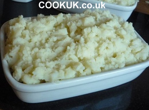 Top Cottage Pie filling with mashed potato