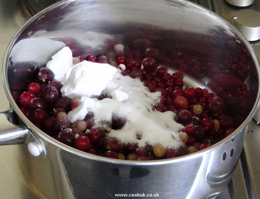 Cooking summer fruits and sugar