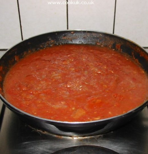 Simmering sauce for Patatas Bravas