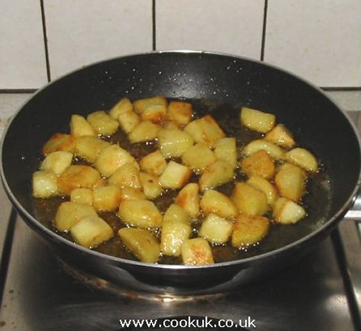 Frying potato cubes