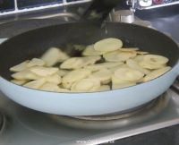 Frying sliced potatoes